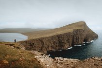 Picturesque coastal cliff and ocean on Feroe Islands — Stock Photo