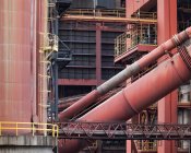 Fabrikgebäude und Ausrüstung aus rotem Metall im Industriegebiet von Gijon in Spanien — Stockfoto