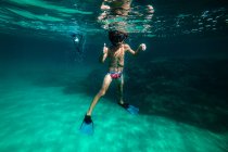 Menino irreconhecível snorkeling no mar e mostrando polegar para cima — Fotografia de Stock