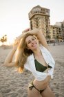 Splendida femmina in piedi sulla spiaggia — Foto stock