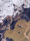 Magnifica vista drone di tre veicoli in piedi sulla scogliera vicino al mare schizzi nelle Asturie, Spagna — Foto stock