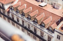 Вид сверху на улицу с домами в Португалии — стоковое фото
