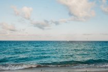 Nuvole bianche galleggianti sul cielo sopra incredibile mare ondeggiante a Miami — Foto stock