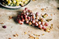Bunch of purple grapes on wooden rustic surface — Stock Photo