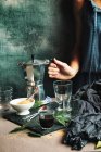 Женщина подает кофе в хрустальном стекле — стоковое фото