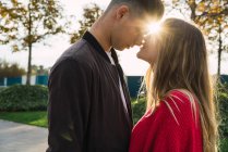 Sanftes Paar küsst mit Gegenlicht — Stockfoto