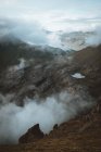 Montagnes rocheuses dans les nuages sur les îles Feroe — Photo de stock