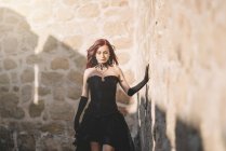 Rosso dai capelli ragazza medievale posa insieme castello — Foto stock