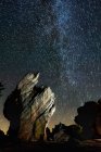 Силует человека ночной ночью на вершине гори с факелом под удивительной молочной пути. Сорія, Іспанія — стокове фото