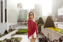 Stylische Frau posiert auf der Straße — Stockfoto
