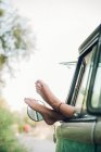 Gros plan des jambes féminines dans la vitre de la voiture — Photo de stock