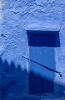 Arquitectura de Chaouen, ciudad azul de Marruecos - foto de stock