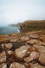 Océano y majestuosos acantilados rocosos en las Islas Feroe - foto de stock