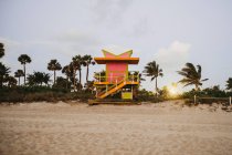 Спасательная каюта на пляже — стоковое фото
