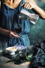 Femme servant du café en verre de cristal — Photo de stock