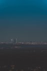 Дивовижний вигляд мальовничого міста Мадрида й ясного вечірнього неба під час затемнення місяця. — стокове фото