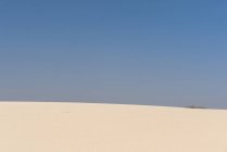 Нескінченні дюни й блакитне небо на Канарських островах. — стокове фото