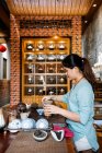 Giovane donna asiatica che fa preparazioni e birra tè orientale — Foto stock