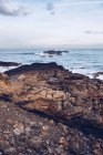 Calma acqua di mare vicino alla piccola baia vicino alla costa rocciosa in una giornata di sole nelle Asturie, Spagna — Foto stock