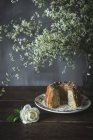 Savoureux gâteau aux graines de pavot sur assiette — Photo de stock