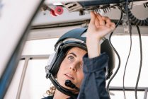 Pilotin im Hubschrauber — Stockfoto
