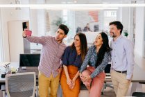 Empleados de oficina tomando selfie - foto de stock