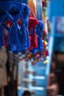 Tiendas en Chaouen, ciudad azul de Marruecos - foto de stock