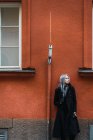 Стильная женщина на холодной улице — стоковое фото