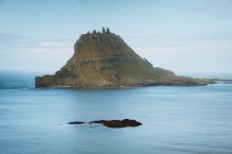 Picturesque view of calm blue ocean and rock on Feroe Islands — Stock Photo