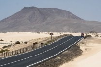 Autopistas y señales de tráfico en el desierto de Fuerteventura, Islas Canarias - foto de stock