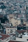 Удивительный вид с дрона различных многоквартирных домов, расположенных на улицах Стамбула, Турция — стоковое фото