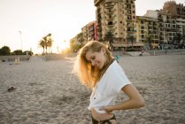 Gorgeous female standing on beach — Stock Photo