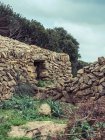 Petite maison en pierre dans la nature — Photo de stock