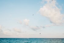 Nuages au-dessus de la mer agitant — Photo de stock