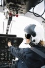 Зосереджена жінка-пілот сидить і працює на вертольоті — стокове фото