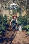 Niño trabajando en invernadero - foto de stock