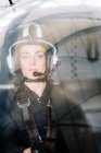 Piloto menina dentro de seu helicóptero. — Fotografia de Stock