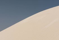 Нескінченні піщані дюни і блакитне небо на Канарських островах. — стокове фото