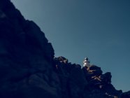 Felsiger Hügel und Leuchtturm — Stockfoto