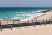Carretera y agua azul del océano en Canarias - foto de stock