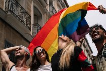Группа друзей с флагом гей-гордости в городе Мадриде — стоковое фото