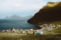 Vista de pequena aldeia com casas coloridas e montanhas verdes nas Ilhas Feroé — Fotografia de Stock