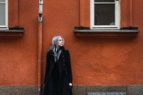 Stilvolle Frau auf der kalten Straße — Stockfoto