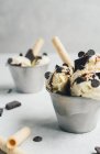 Ванильное мороженое с шоколадом и вафлями на белой поверхности — стоковое фото