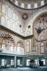 Pareti e soffitto splendidamente decorati su maestosa moschea a Istanbul, Turchia — Foto stock