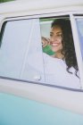 Allegro giovane donna guardando lontano dentro auto — Foto stock