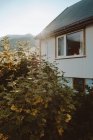 White rural house in sunlight on Feroe Islands — Stock Photo