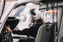 Mulher piloto dentro de um helicóptero — Fotografia de Stock