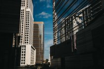 Magníficos edifícios de torre em pé na rua da cidade de Miami no dia ensolarado — Fotografia de Stock