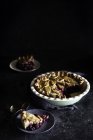 Torta di frutti di bosco fresca servita con gelato su sfondo scuro — Foto stock